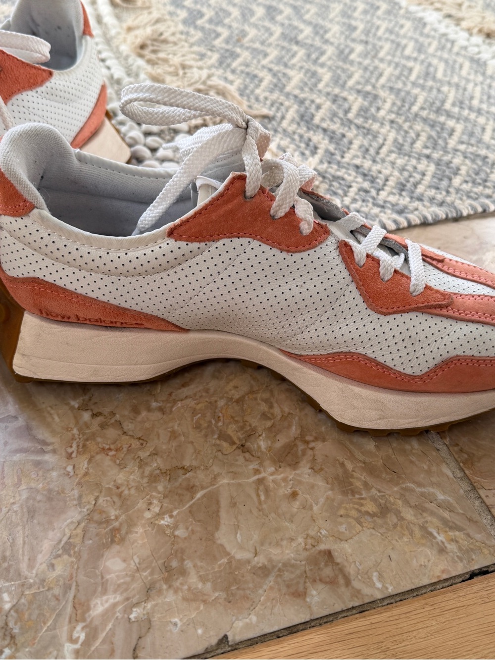 New Balance 327 White and Coral Suede-Trim Sneakers sz11 - Picture 3 of 6